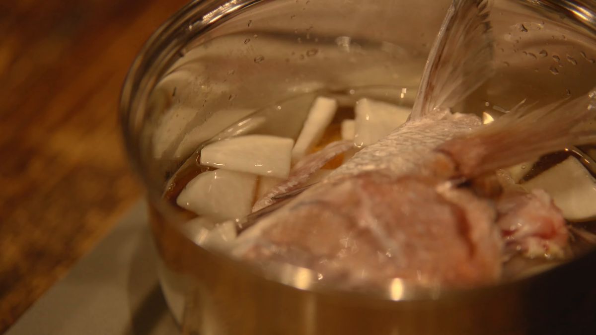 米と水を張った鍋に並べたカワハギ