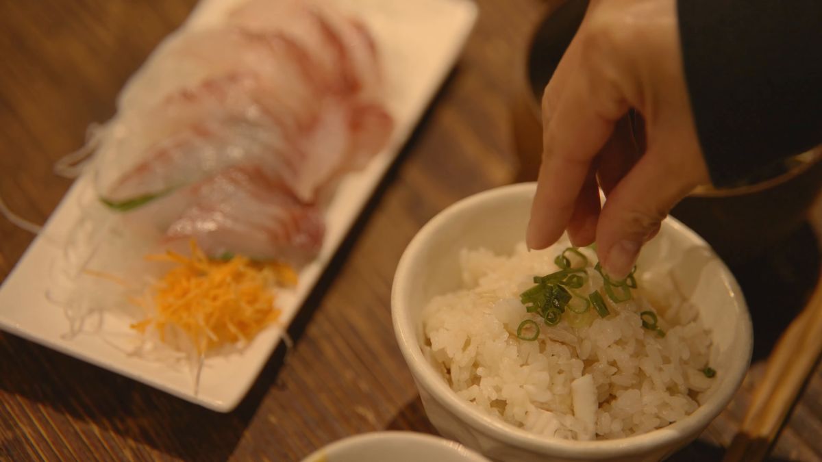 ねぎを散らしたカワハギご飯と、イサキの刺身の皿
