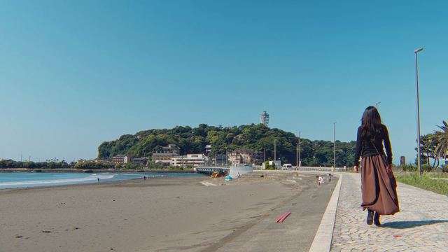 Walking along the beach toward Enoshima