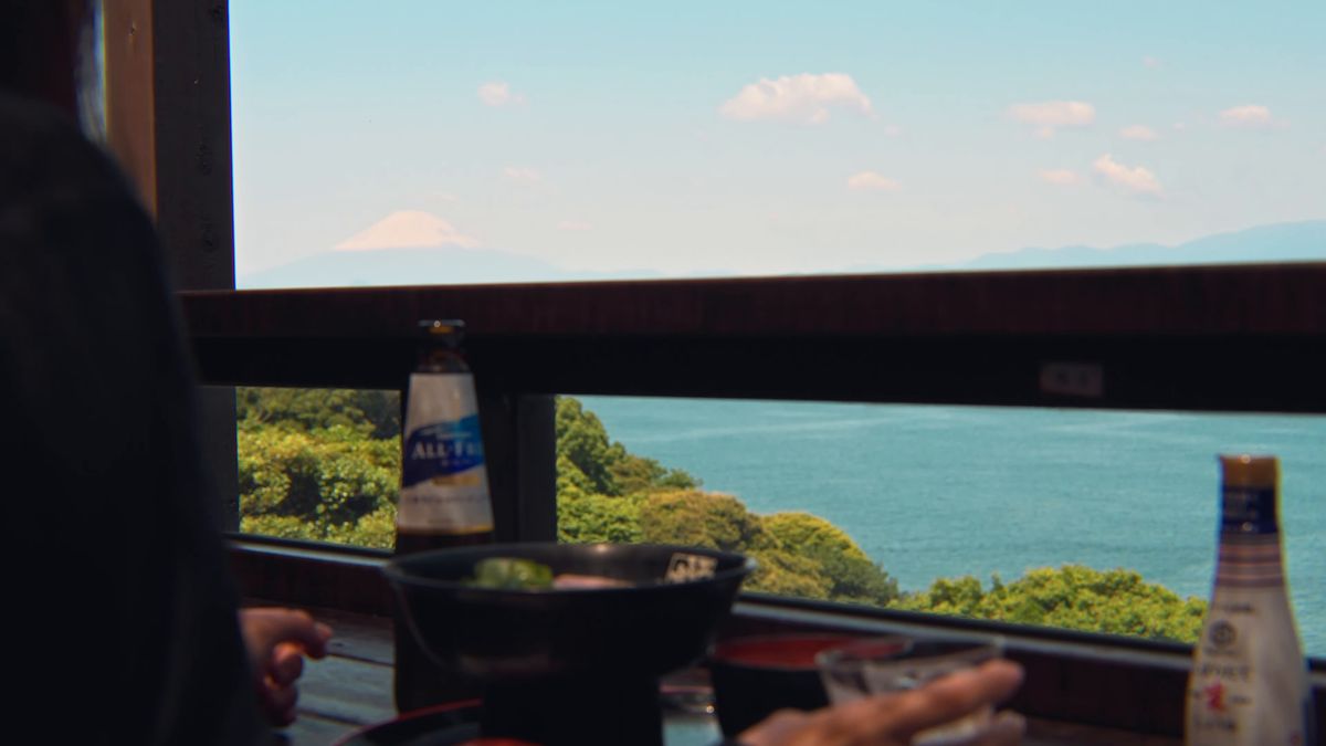 窓の外の海と、卓上の瓶