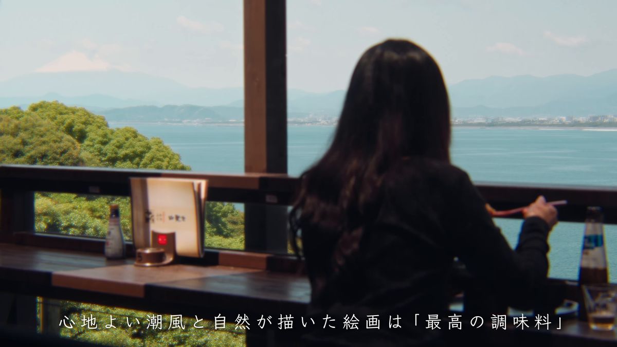 富士山を眺めながら食べる後ろ姿