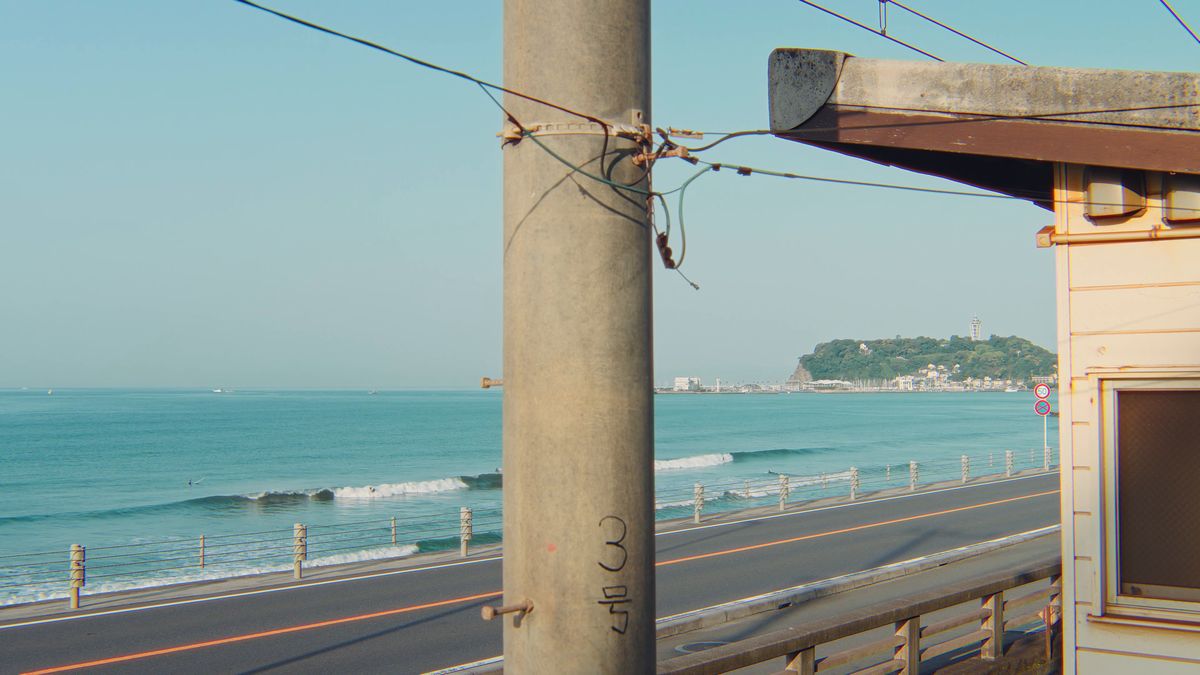 電柱の向こうに広がる海と、遠くの江の島