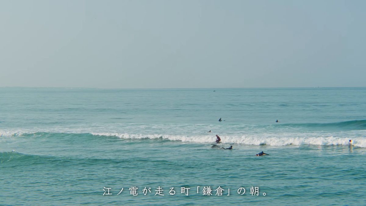 朝の波に乗るサーファーたち