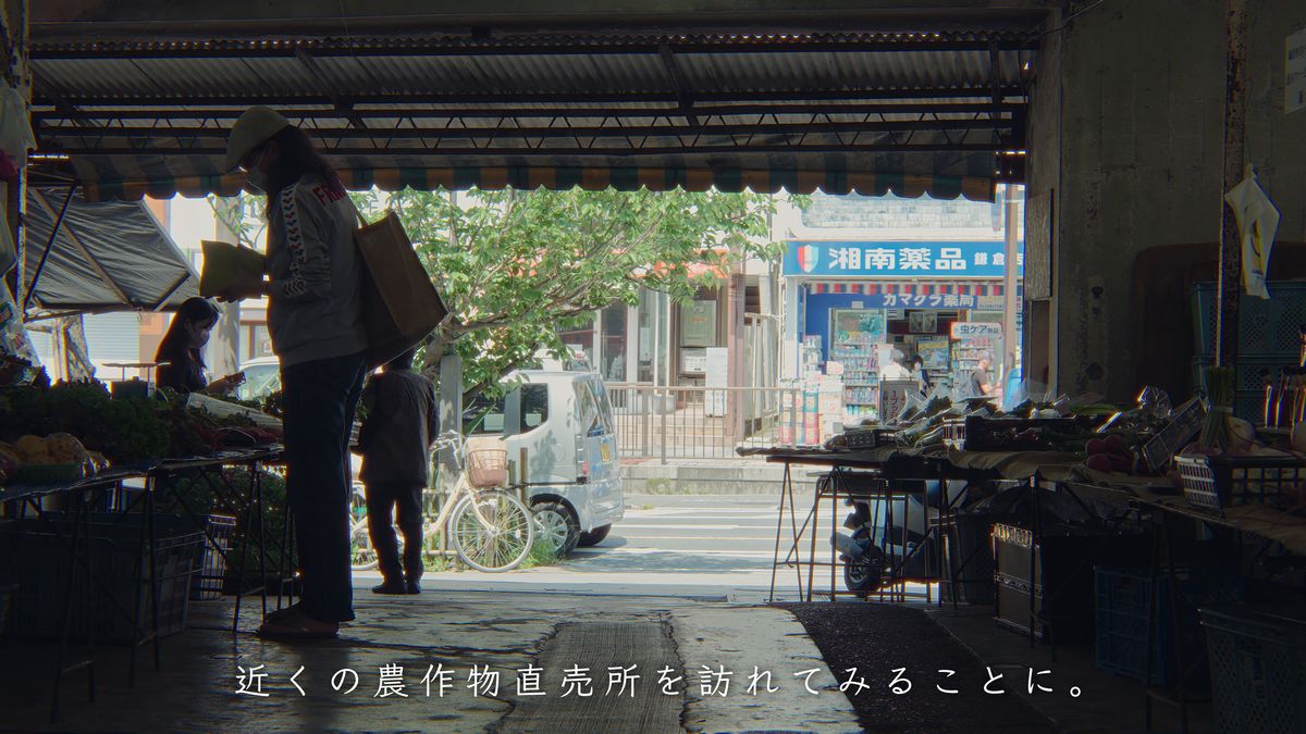市場の通路から見える朝の通り