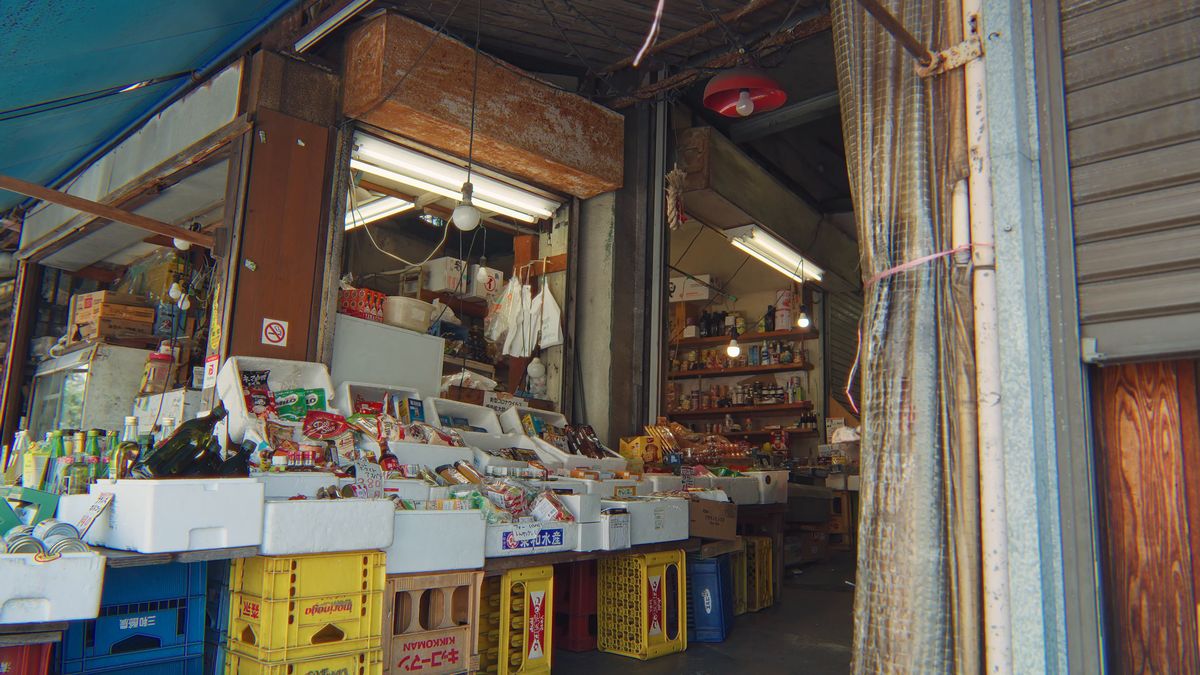 調味料や乾物が並ぶ市場の店