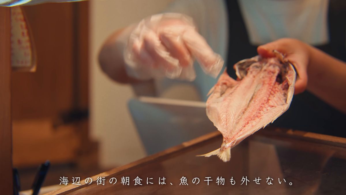 袋に入った干物を手に取る手元
