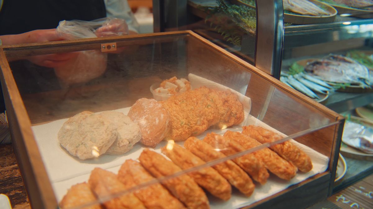 ケースに並ぶさつま揚げと、奥の干物