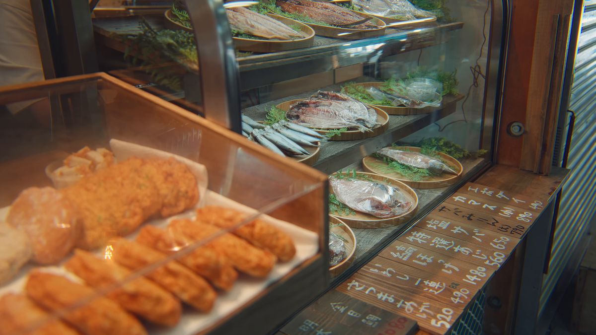 干物のケースと、手書きの魚の札