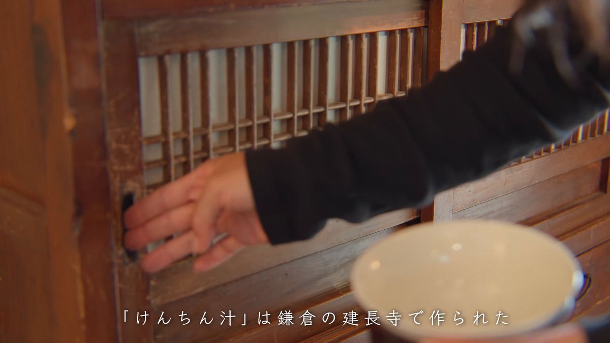 格子戸の戸棚に手を掛ける