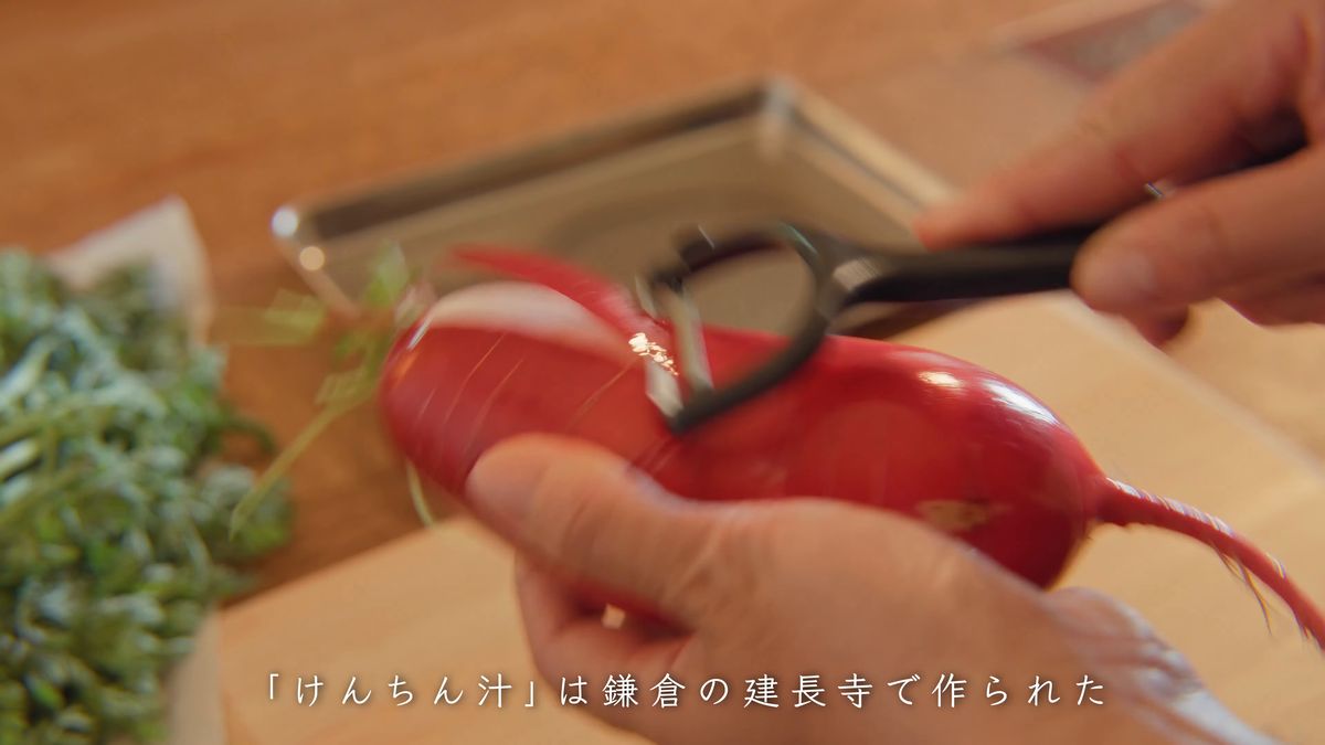 赤大根の皮をピーラーでむく手元