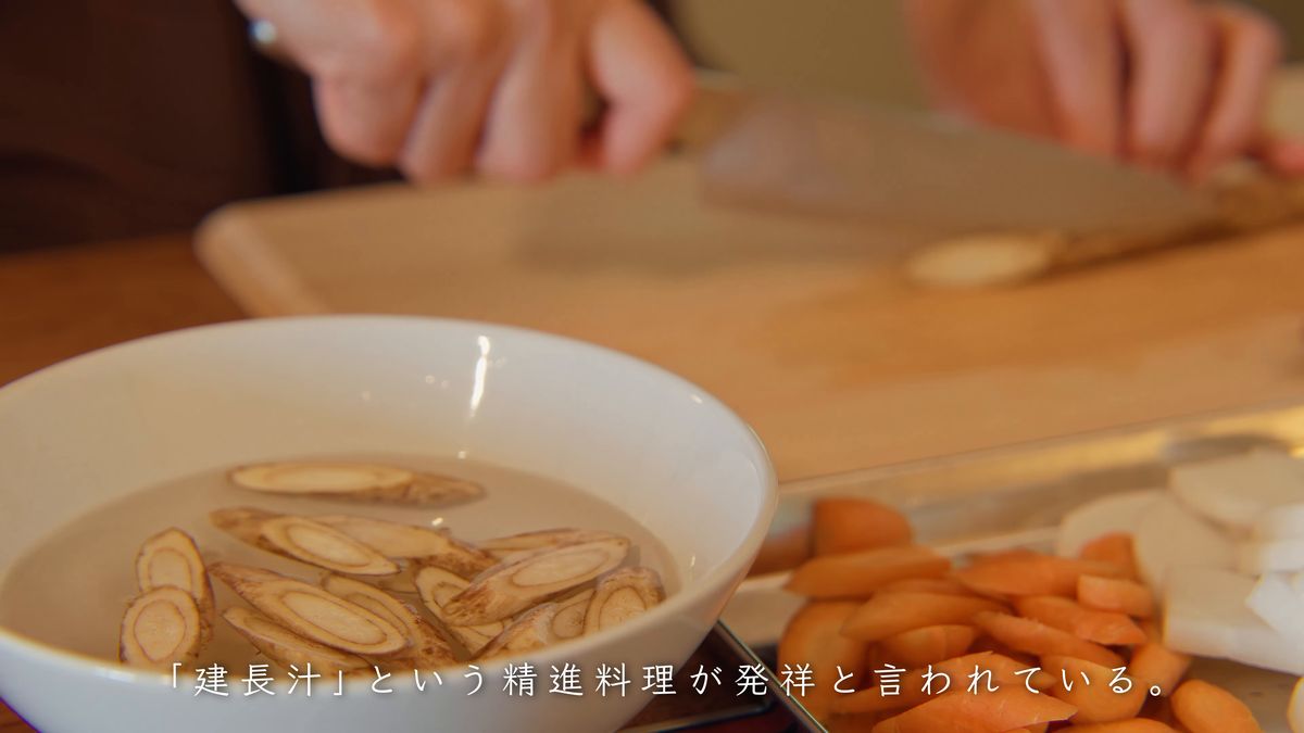 水にさらしたごぼうと、切った人参