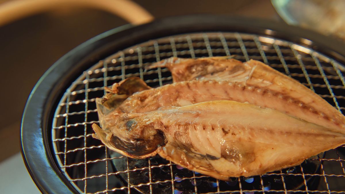網の上で焼く二枚の干物