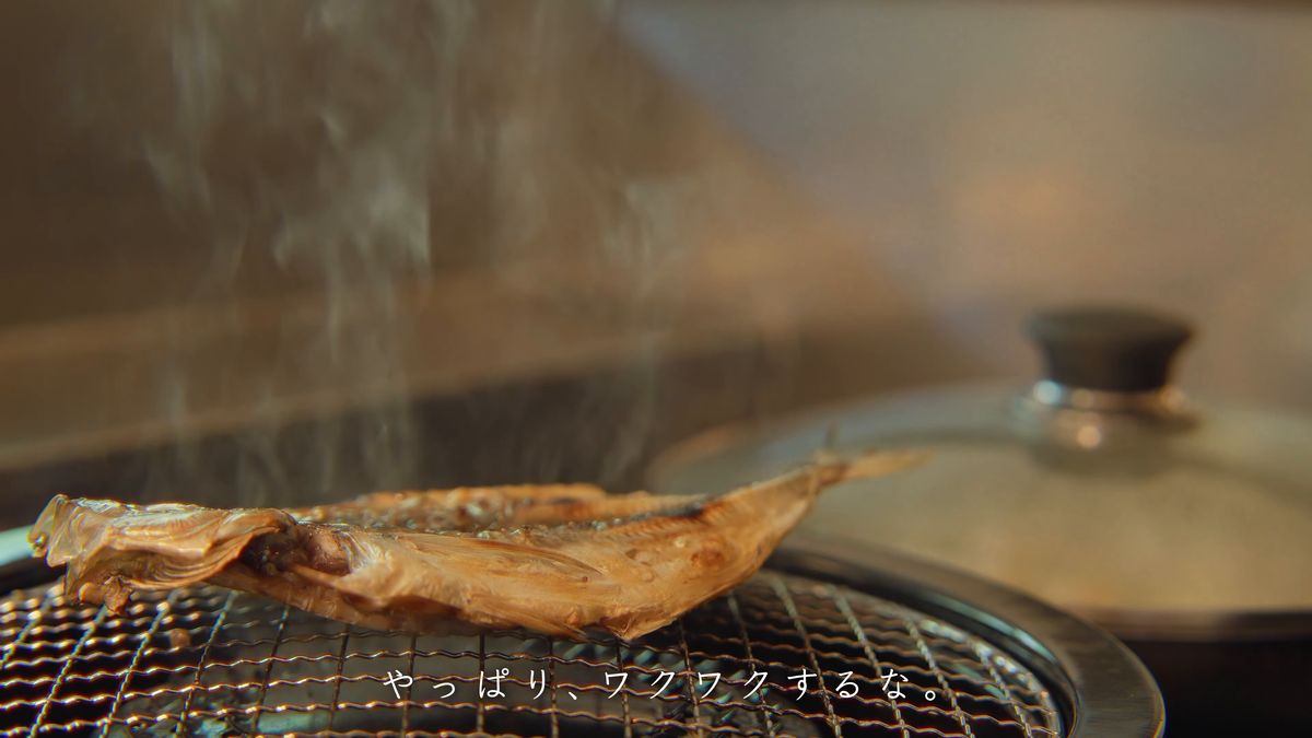 湯気を上げて焼ける干物