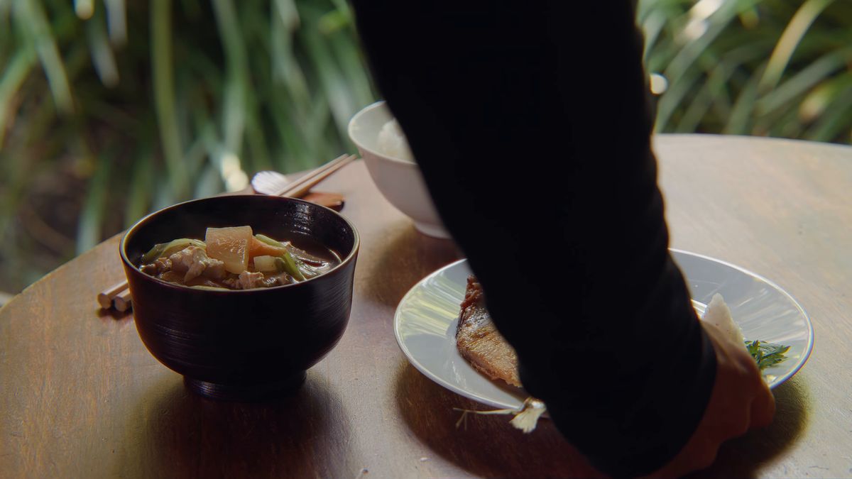 膳に干物の皿を置く手元