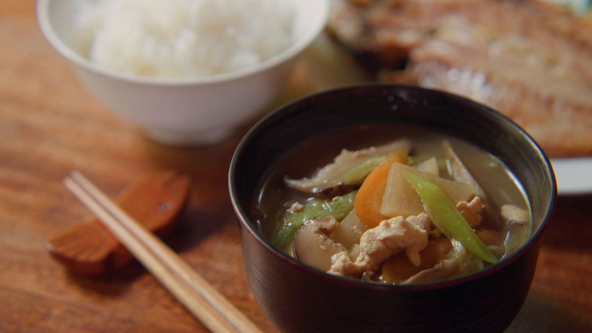 けんちん汁の椀と、奥のご飯
