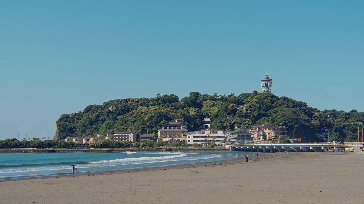 砂浜と、海に浮かぶ江の島