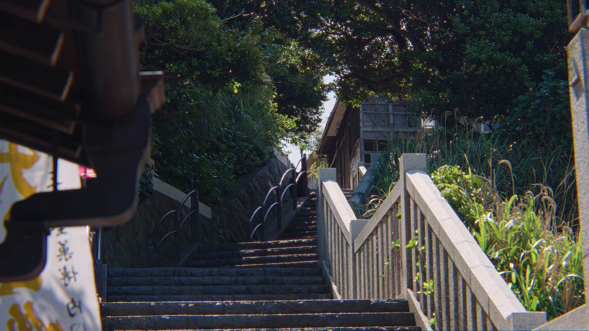 緑に囲まれた石段
