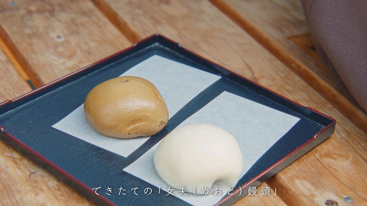 盆にのった二つの女夫饅頭