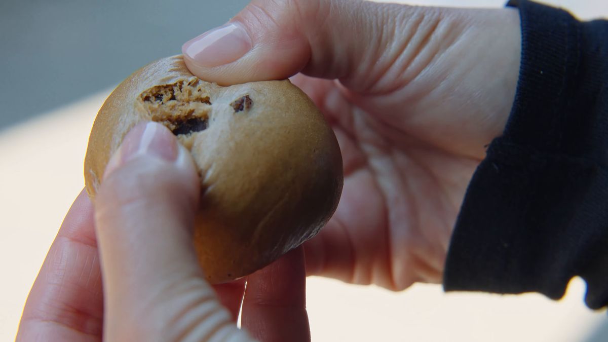 饅頭を割る手元