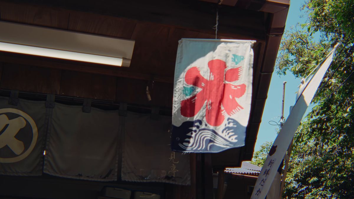 「氷」の旗が揺れる店の軒先