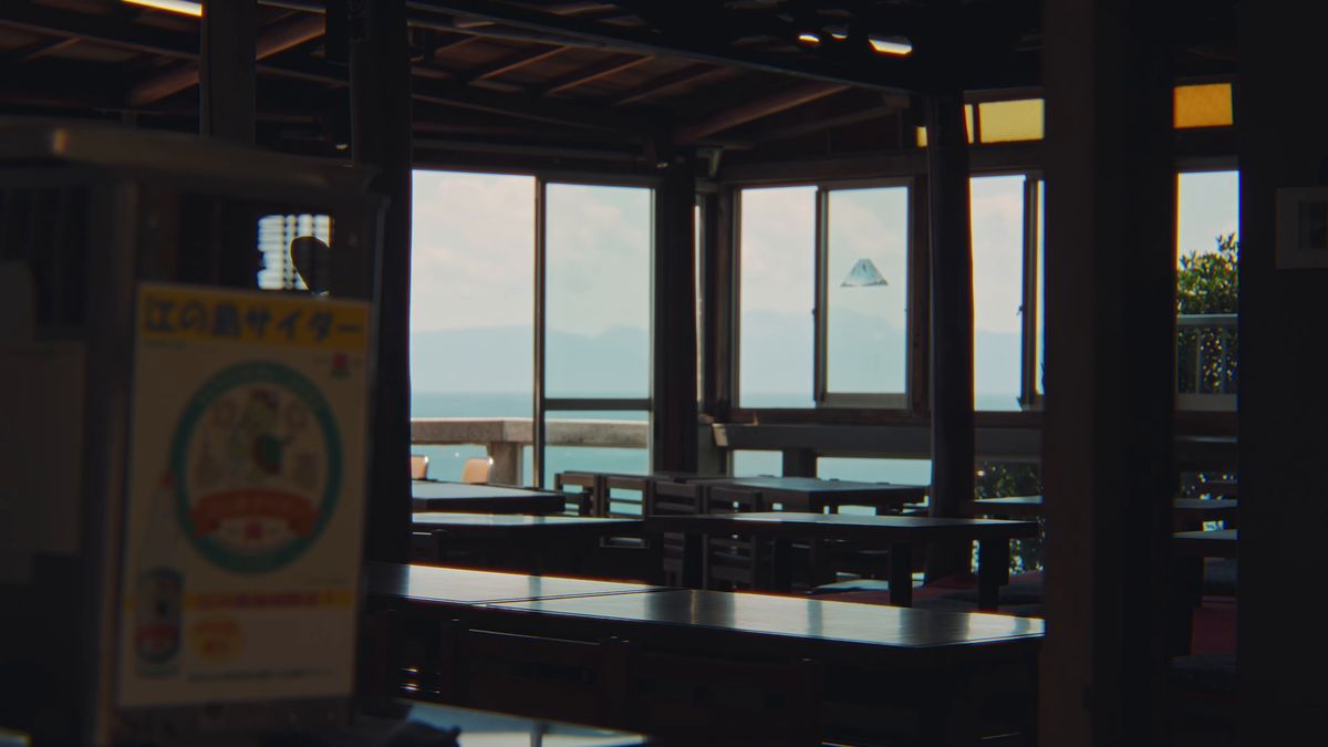 窓の向こうに海が見える食堂の席