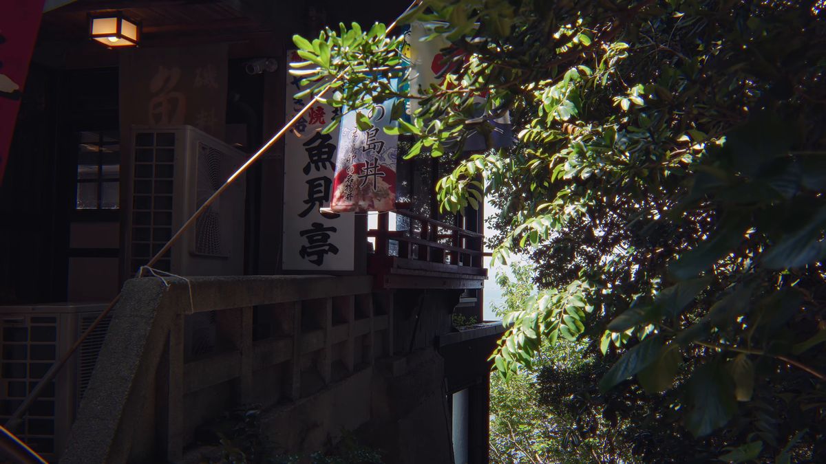 「魚見亭」の看板と「江の島丼」ののぼり