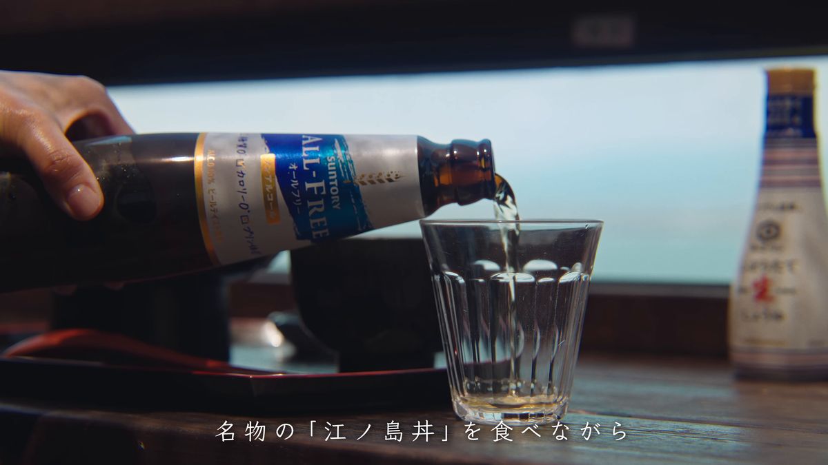瓶からグラスに注ぐ手元