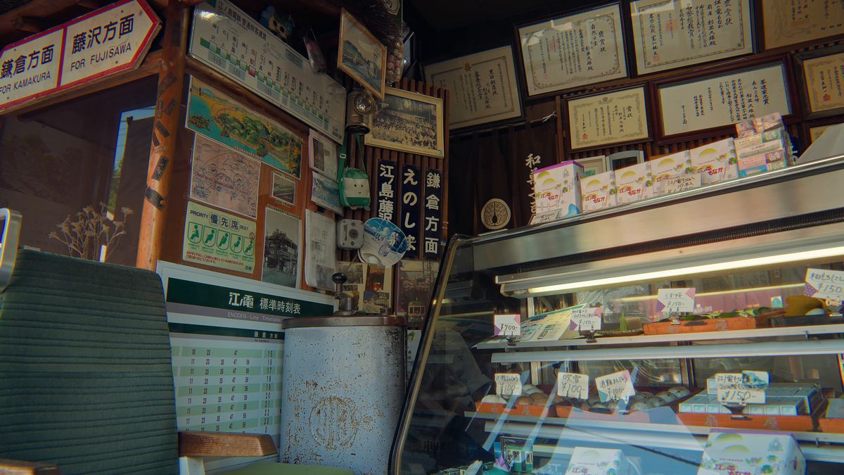 駅の案内板と時刻表が飾られた店内のショーケース