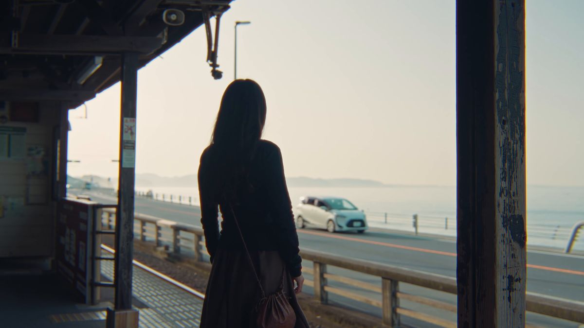 ホームの目の前に道路と海が広がる駅