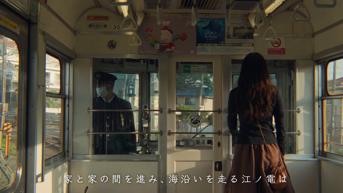 運転席の後ろから前方を見る車内