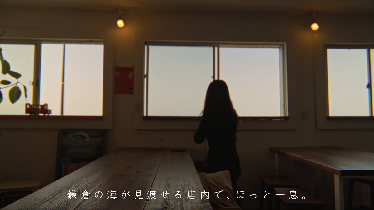 海の見える窓辺に座る後ろ姿