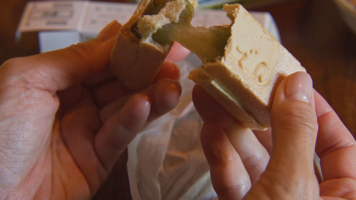 割った最中の中の緑の餡と求肥