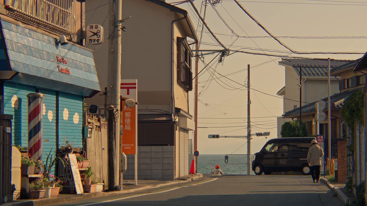 海へ下る路地と夕方の町