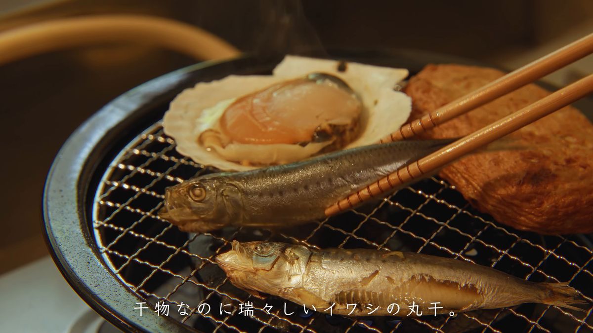 網の上のイワシの丸干しとホタテ、薩摩揚げ