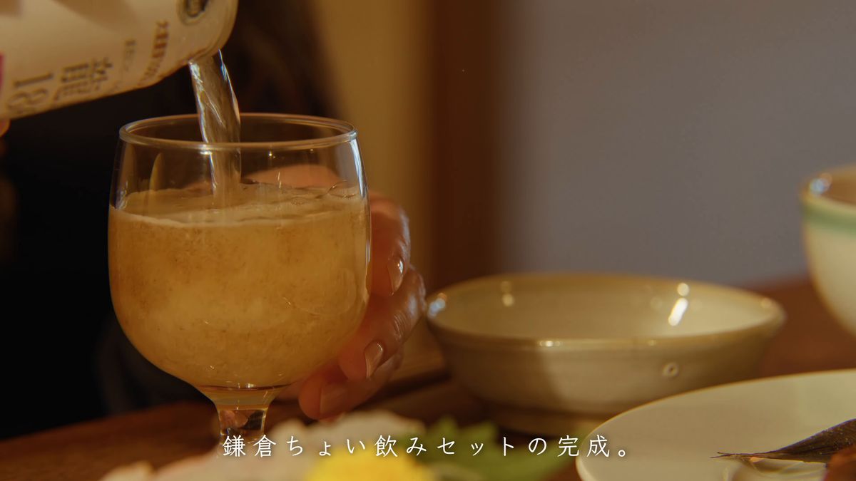 瓶からグラスに注がれる飲み物