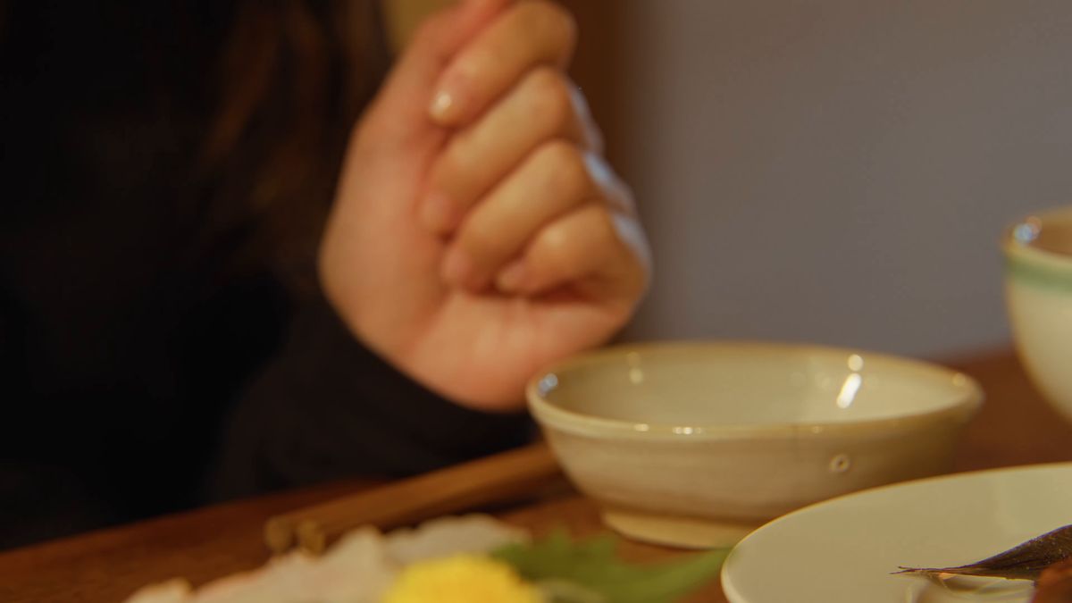 食卓の前で手を合わせる