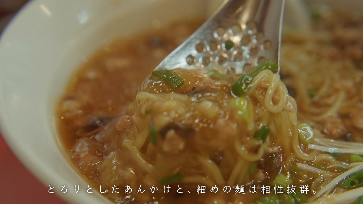 れんげですくったあんかけの麺