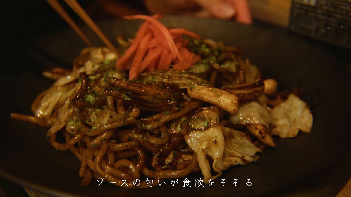 紅生姜と青のりをのせた焼きそば