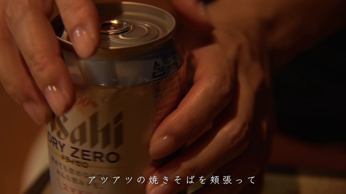 缶を開ける手元