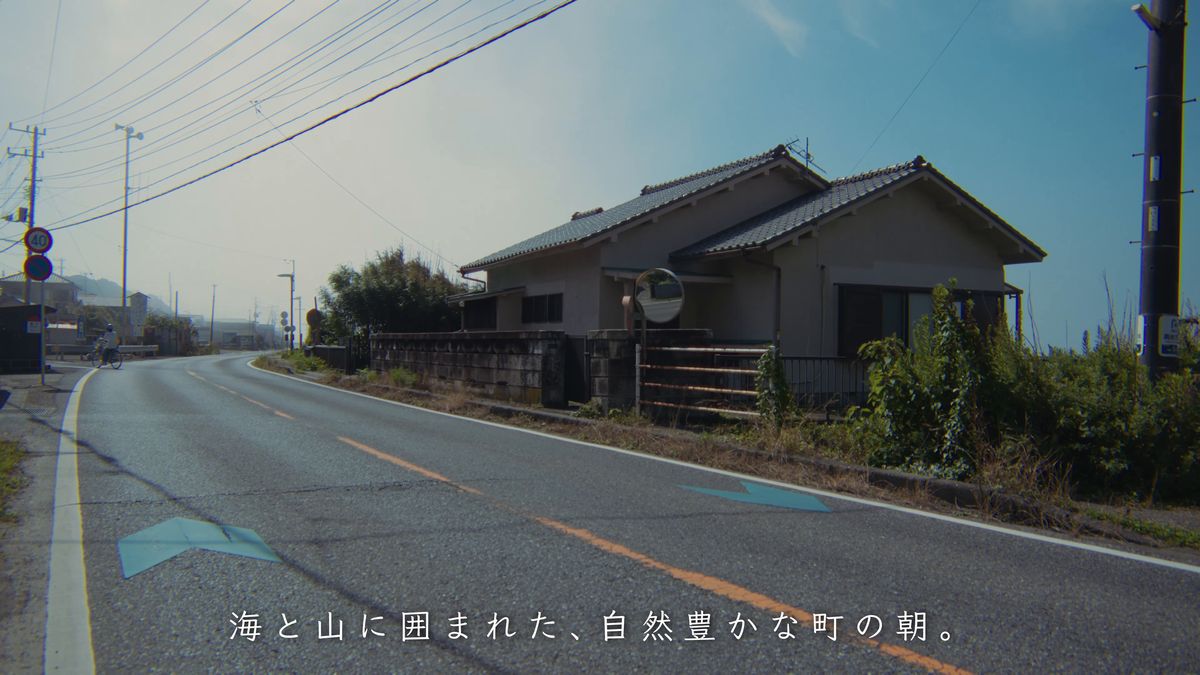 海沿いの道に建つ瓦屋根の家