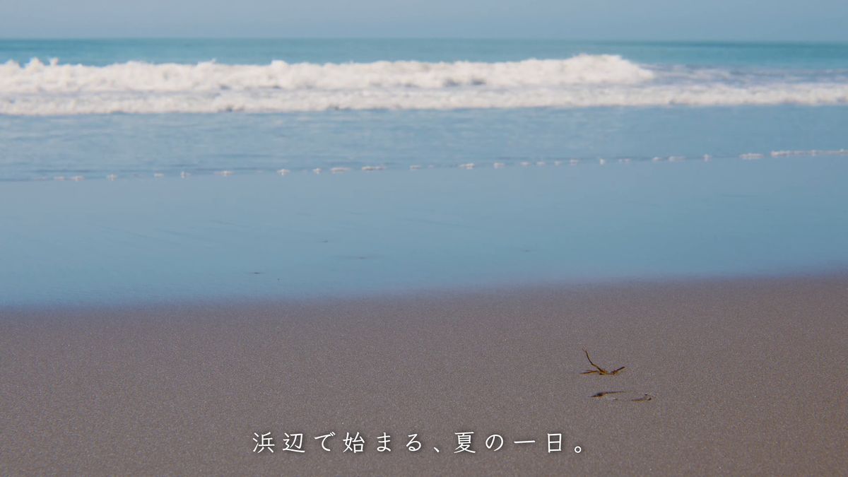 寄せる波と濡れた砂浜
