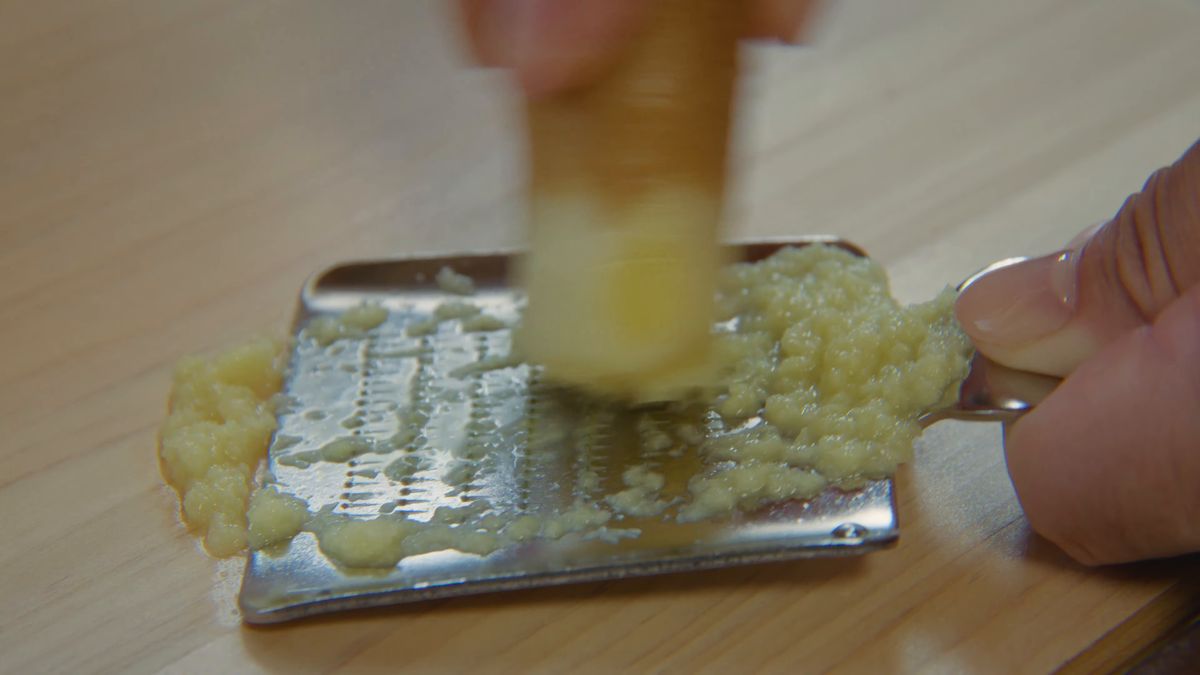 おろし金で生姜をすりおろす