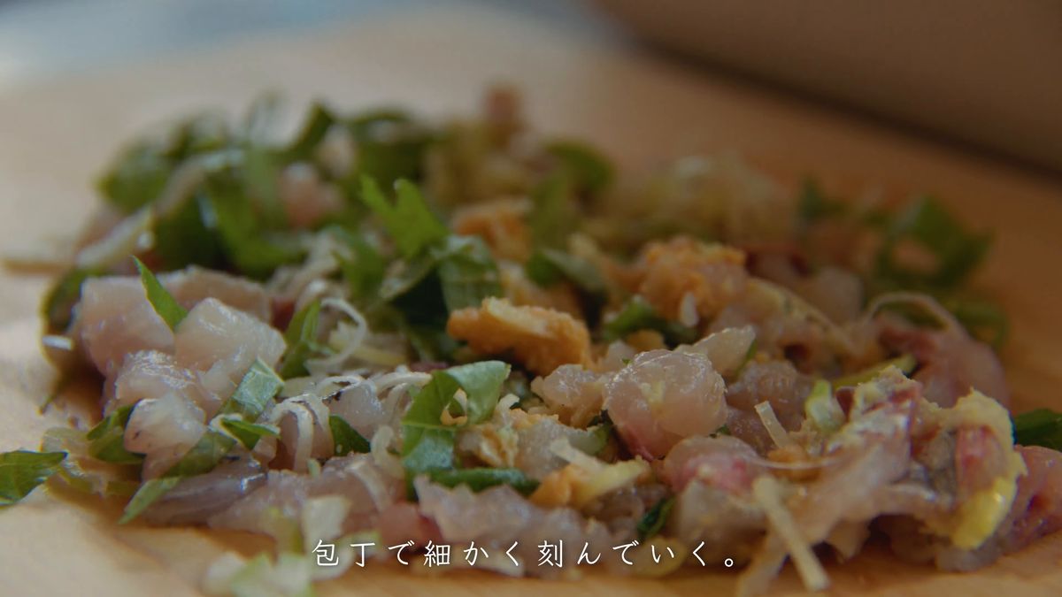 刻み始めたアジと薬味