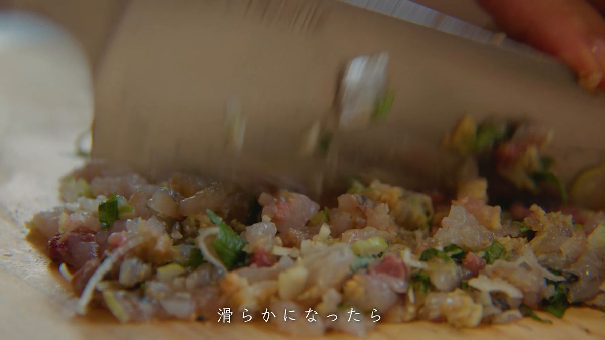 包丁で細かく刻んでいく手元