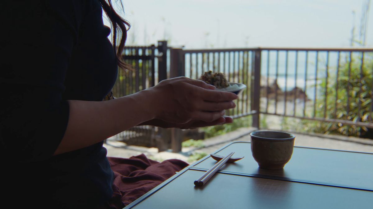 縁側で茶碗を手に、いただきます