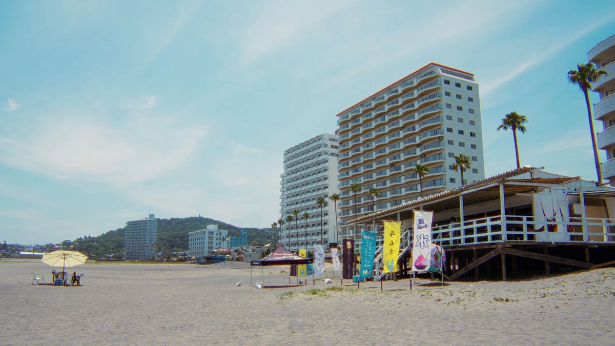 砂浜に建つ海の家とホテル
