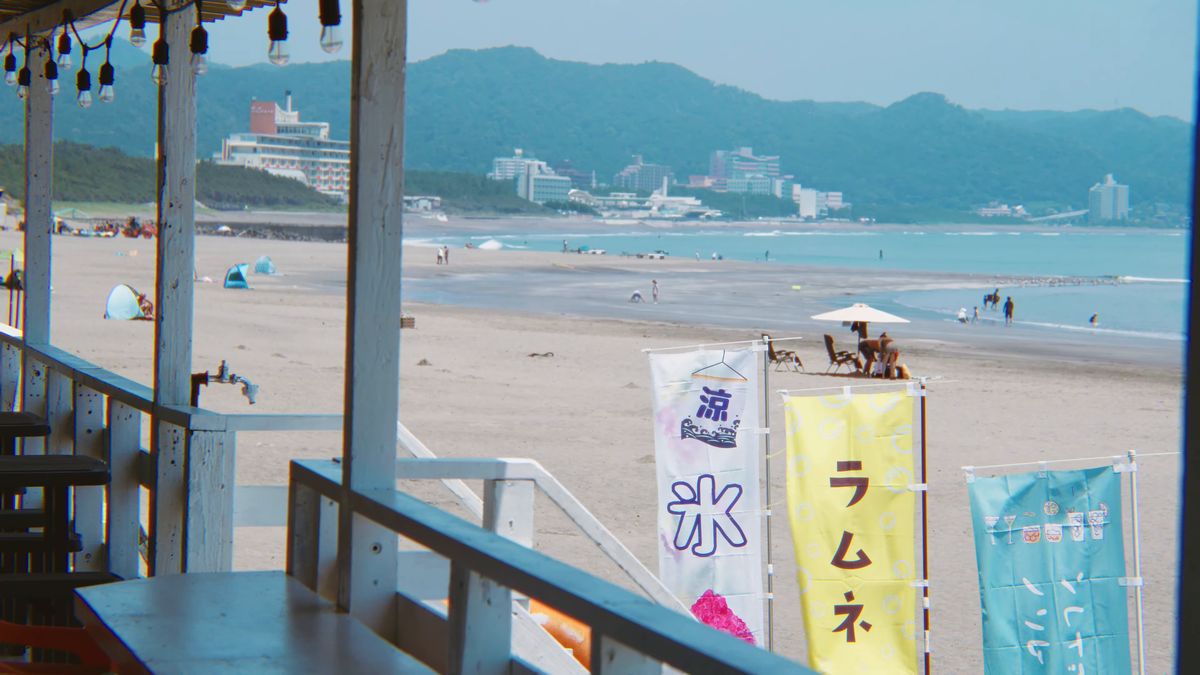 海の家から見た砂浜とのぼり