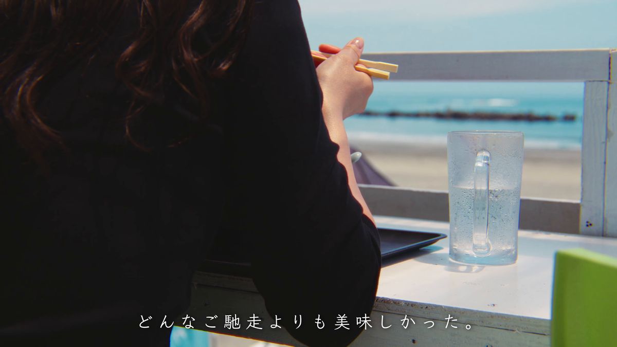 海を前にラーメンを食べる手元