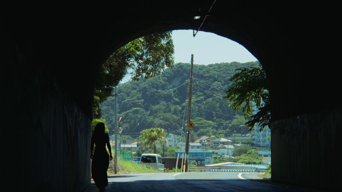 トンネルを抜ける後ろ姿