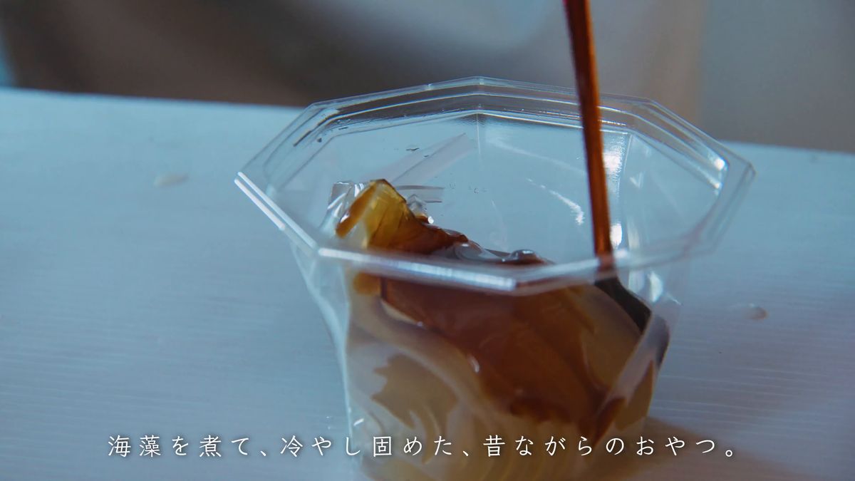 ところてんに黒蜜をかける